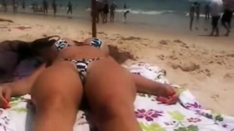 Delicioso con las piernas abiertas en la playa