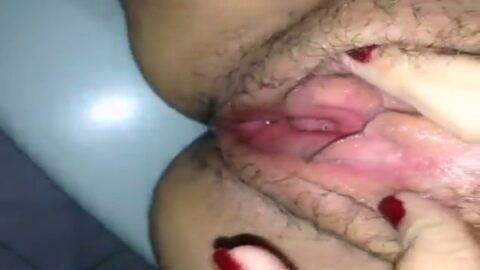 Delicioso coño masturbándose en primer plano
