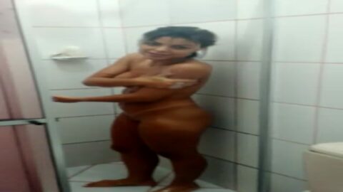 Delicioso tomando un baño desnudo