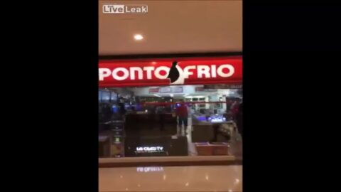 Descuido en tienda Ponto Frio transmitiendo película porno en centro comercial