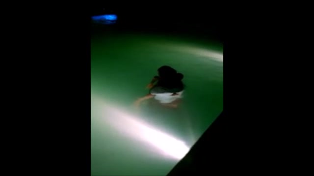 Desnuda en la fiesta toda desnuda en la piscina delante de todos