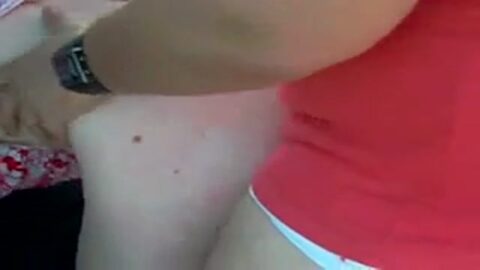 Detuvo el auto y se folló a la puta en la carretera.