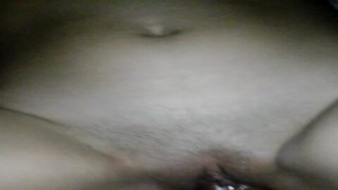 Disfrutando del vientre de una chica caliente