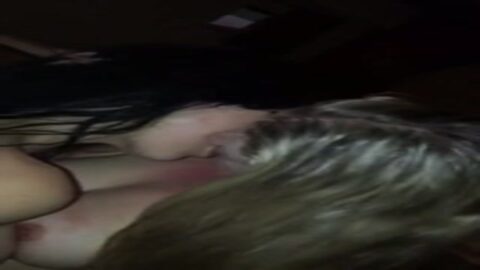 Dos amigas morenas y rubias besándose