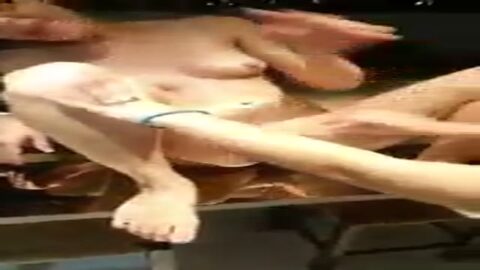 Dos putas en una orgía con chicos ricos se conectaron