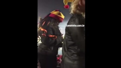 Ecuatoriana caliente enseñando las tetas en el estadio de futbol