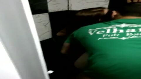 El camarero del Pub Bar Velharia comiendo a un cliente se volvió viral