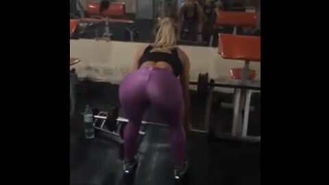 El culo de la rubia del gimnasio mirándome