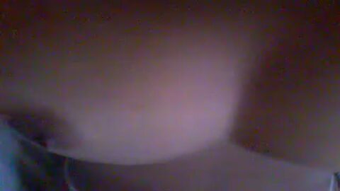 Él filmó sus pechos y le tocó el coño.