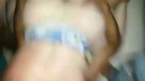 Enrollando el culo de esta perra en la orgía