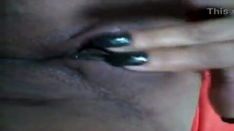 Escupe en su coño y masturbate