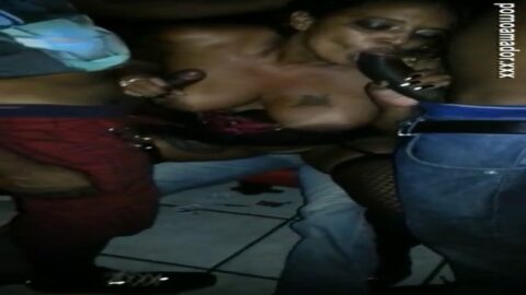 Esposa puta dando trio