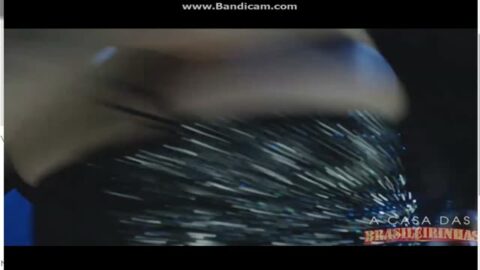 Estrella porno brasileña haciendo un strip