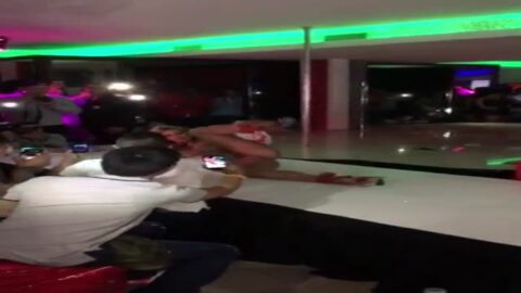 Estrella porno internacional haciendo burla de striper en Swing house.