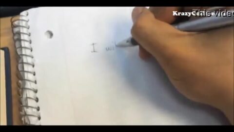 Estudiante mostrando sus pechos en el aula