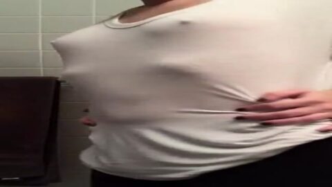 Exnovia se quitó la ropa y abrió su anillo de cuero para la cámara