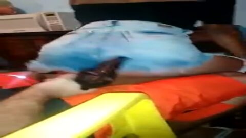 Favelada dejando que un traficante de drogas le pase el arma por el coño