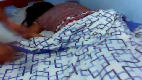 Filmada joven durmiendo en secreto