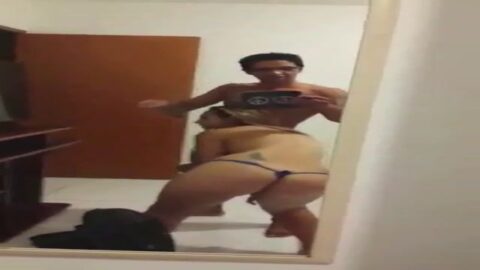 Filmada novia inexperta desnuda y haciendo una mamada