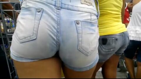 Filman a una joven escondida en la cola del supermercado con pantalones cortos ajustados