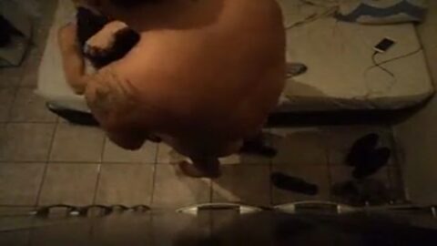 Filmó a la rubia traviesa haciendo una mamada en secreto