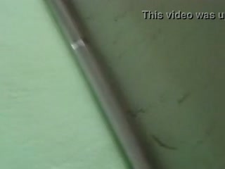 Filmó en secreto a la morena tetona duchándose