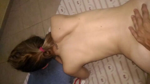 Flaquita gimiendo mucho en sexo amateur