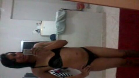 Flaquita se deleita desnuda frente al espejo en internet