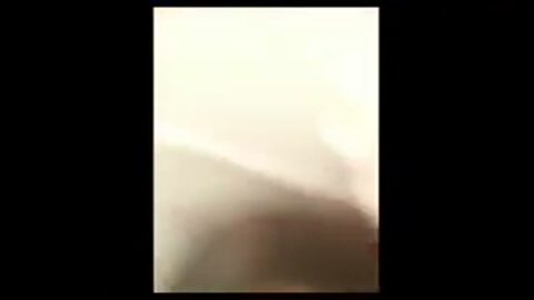 Fue al baño con su novio en un asado y le chupó la polla