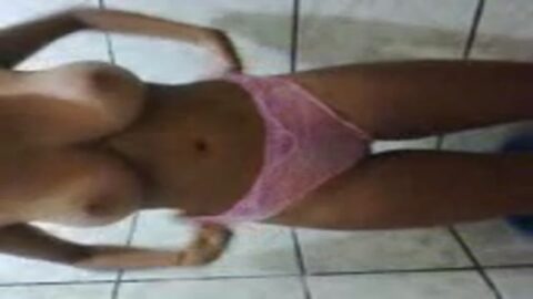 GRABÓ A ESCONDIDO AL AMIGO DE SU HERMANA CAMBIÁNDOSE