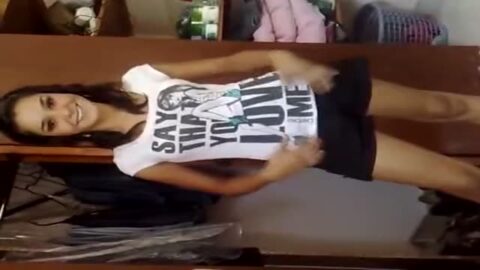 Gatita con pecho firme cambiándose de ropa