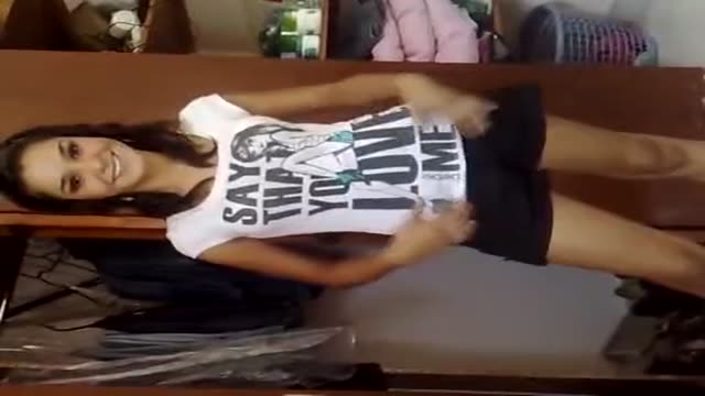 Gatita con pecho firme cambiándose de ropa