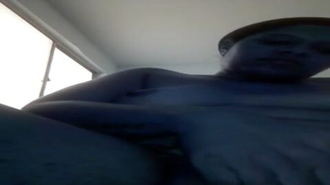 Golpeando a siririca hasta correrte