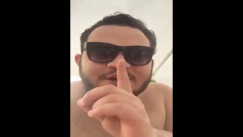 Gordito afortunado con dos bellezas interesantes