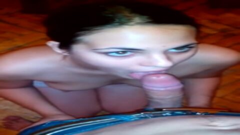 Gringa flaquita mamando hasta correrse