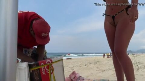 Gringa provocando a vendedora de paletas con bikini partiéndose el coño.