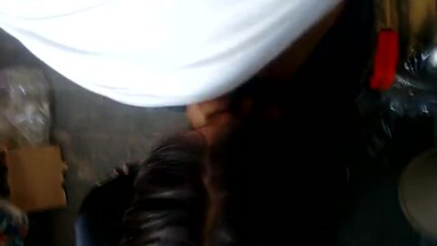 Haciendo una mamada en el inventario de la tienda.