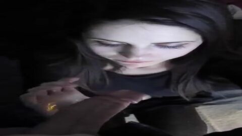 Hermosa chica blanca chupando polla en cámara lenta