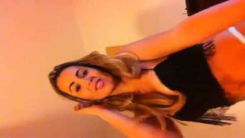 Hermosa chica rubia caliente mostrando