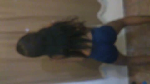 Hermosa morena bailando funk en pantalones cortos ajustados