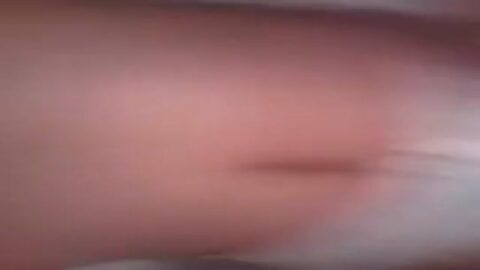 Hermosa ninfa acostada en la cama masturbándose