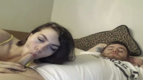 Hermosa novia chupando polla y mostrando su coño en la webcam