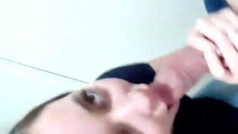 Hermosa novia ninfa dando mamada