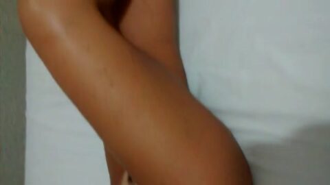 Hottie bronceada de Curitiba desnuda en la cama