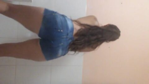Hottie en pantalones cortos sin bragas haciendo twerking