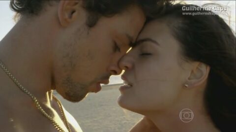 Isis Valverde dando pechos en Amores Roubados