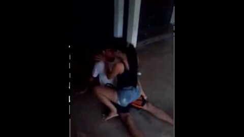 Jessica azotando el culo de su amiga