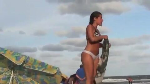 Joven captada en bikini transparente en la playa de Tramandaí.