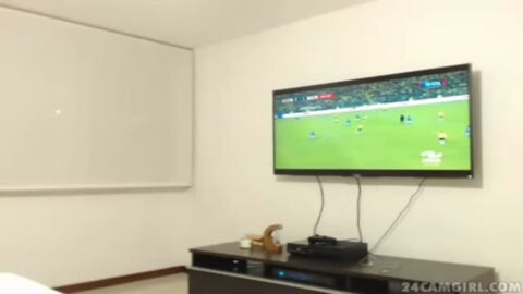 Joven colombiana viendo el partido Pelada Brasil x Colombia