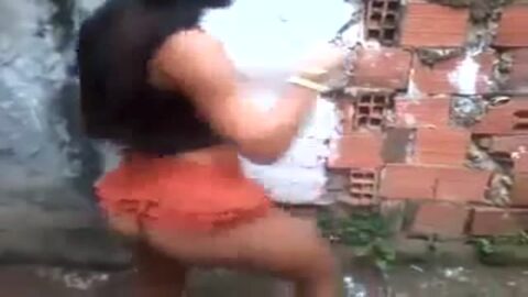 Joven de la favela bailando con falda corta mostrando bragas